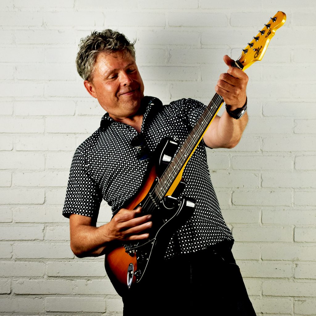 Arnout Pullen gitarist van the Nine o'Clock News