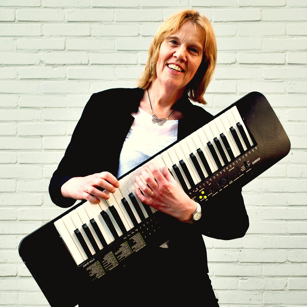 Ivonne van Kasteren toetsenist van the Nine o'Clock News