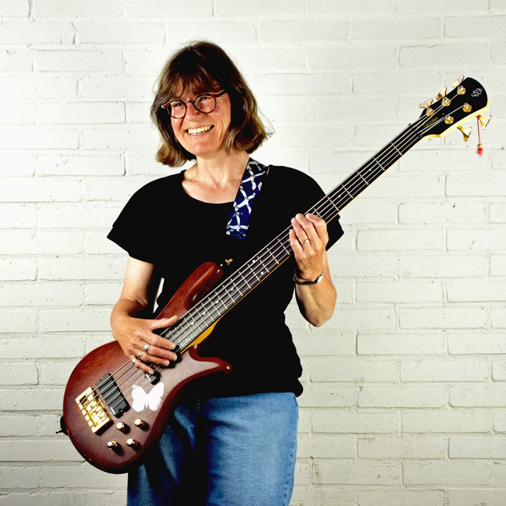 Jolande van Erp bassist van the Nine o'Clock News