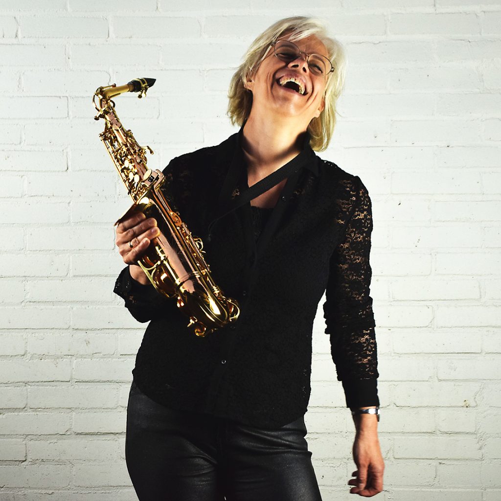 Ria von Hout altsaxofonist van the Nine o'Clock News